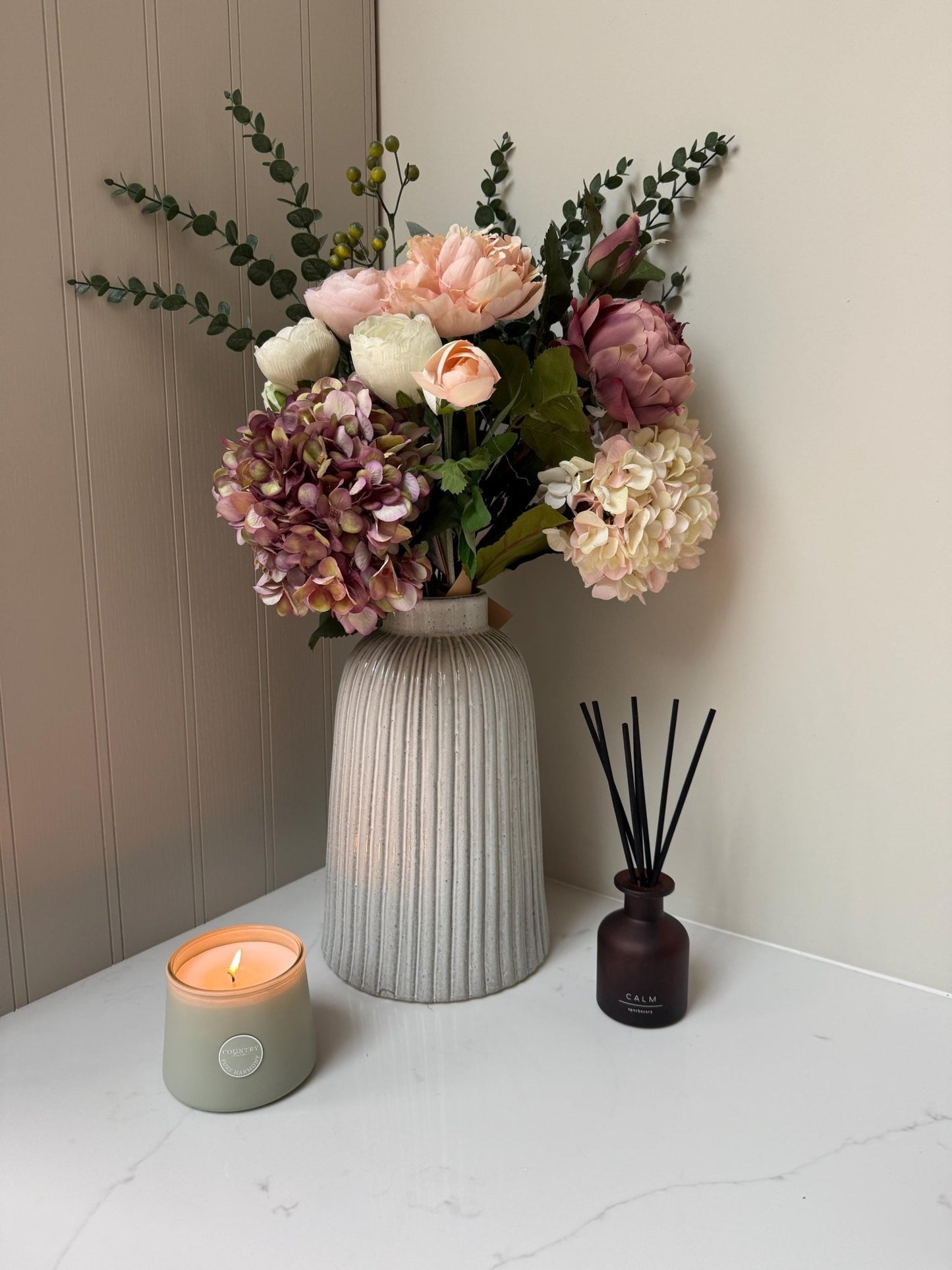 Sleek Ribbed Ceramic Vase - NalaWillowCo