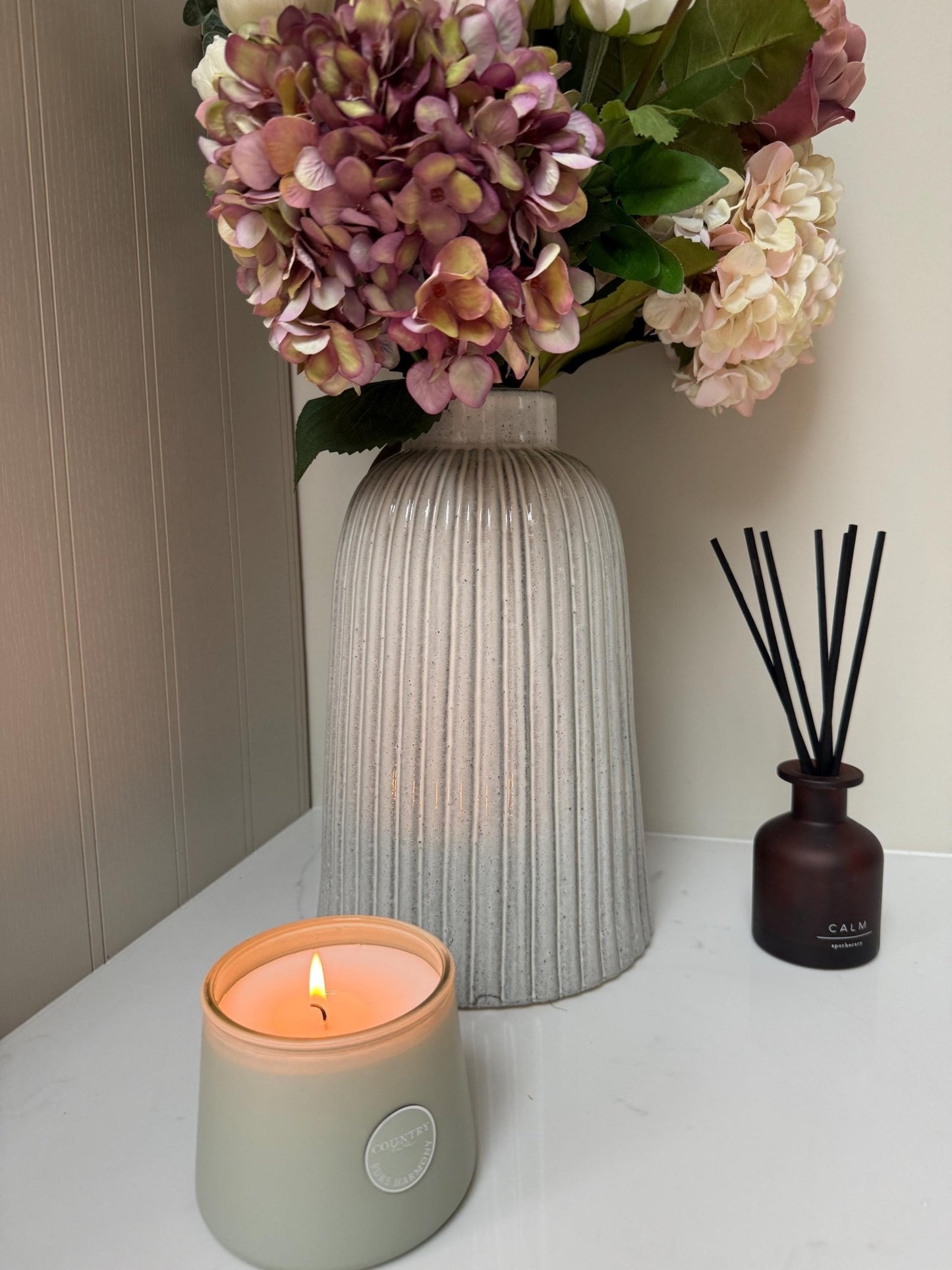Sleek Ribbed Ceramic Vase - NalaWillowCo