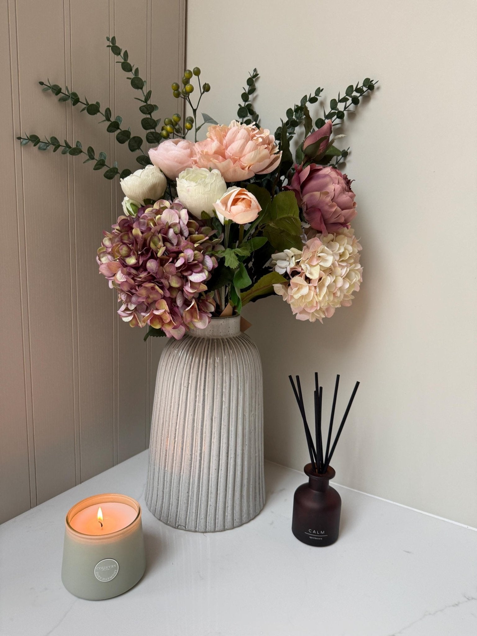 Sleek Ribbed Ceramic Vase - NalaWillowCo